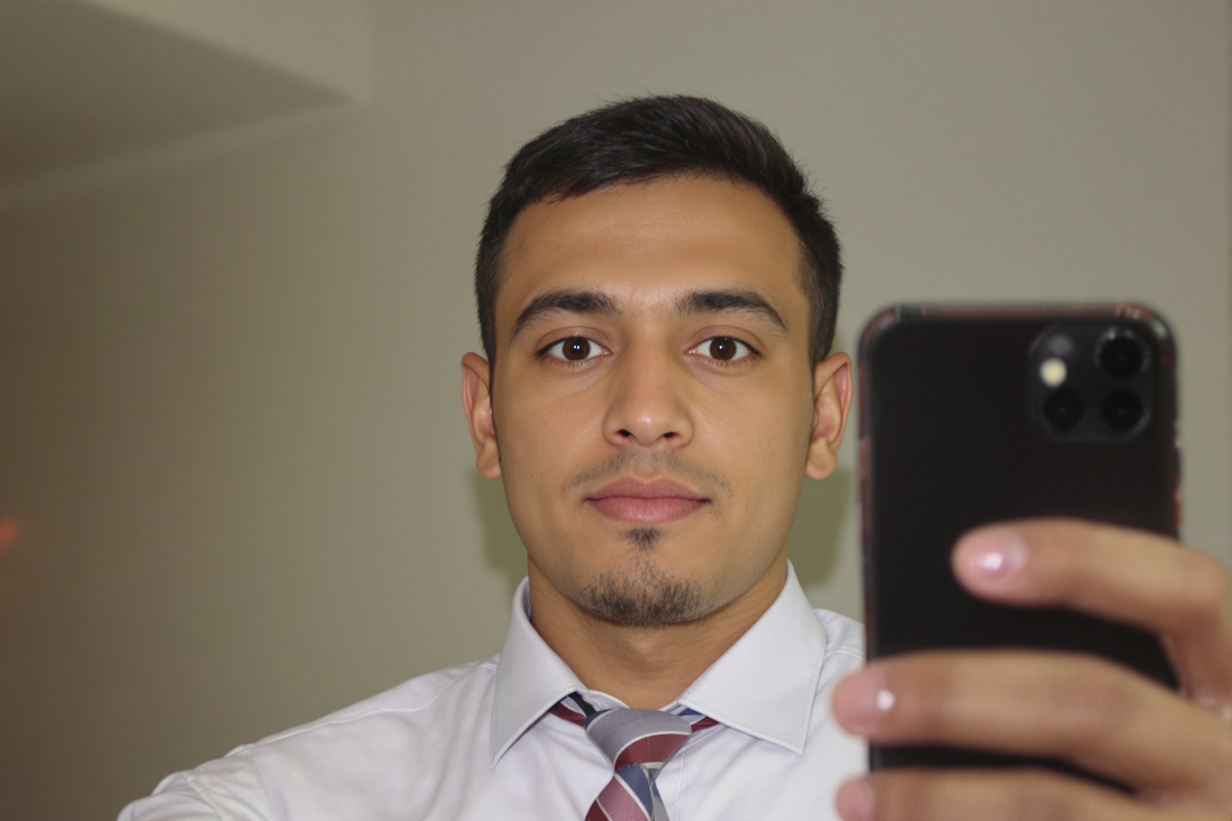 selfie-fotografie-esta-viza-usa-neutralni-vyraz-muz